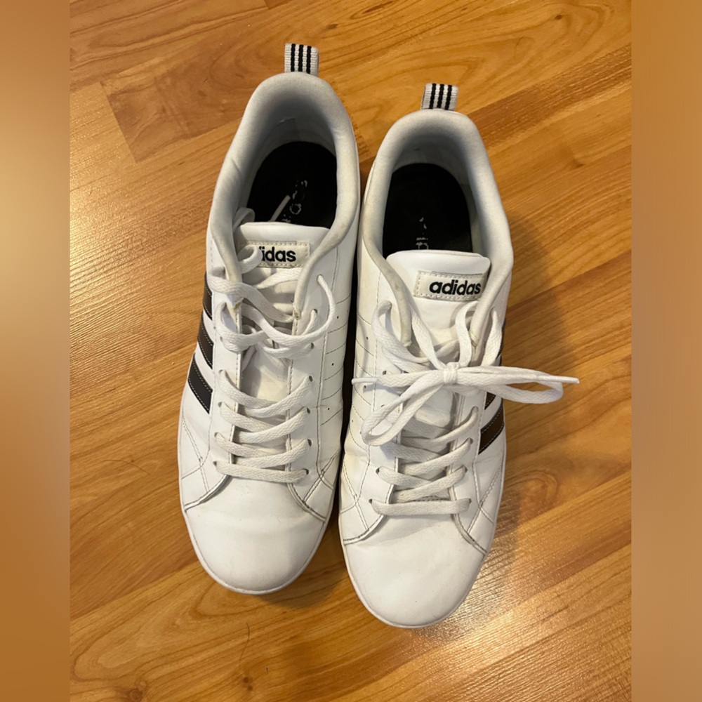🔥Adidas Men’s White & Blue Stripe Sneakers Size 10 Style# PWJ 001004.